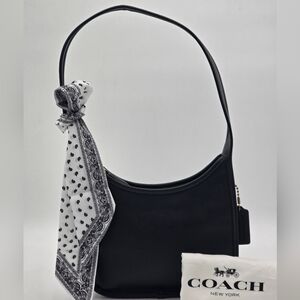 💥NWOT💥 Coach Glovetanned Leather Curve Zip Shoulder Bag, Black